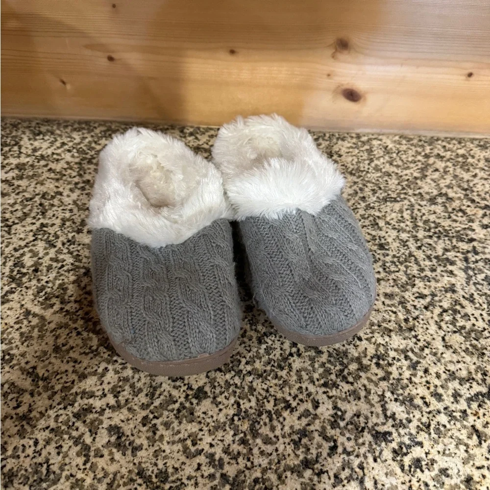 Cozy Gray Kids Slippers Size‎ Small 5/6